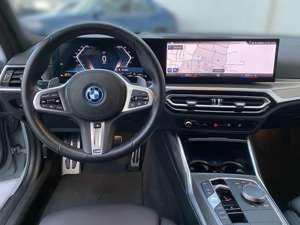 BMW 330 e xDrive Touring M Sport Pro HUD ACC LED H/K Bild 3