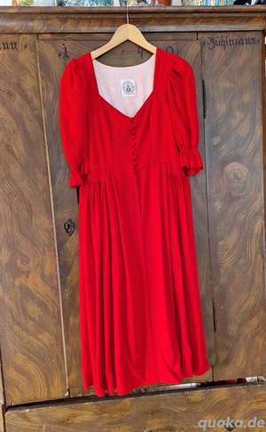 Rotes Dirndl aus Leinengemisch