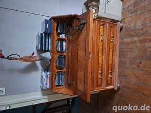 Kleiner Sekretär mit Mängeln