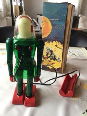  Alter Plastik Elektro Roboter Germany Dux Astroman mit OK und orig. Anleitung Bild 2
