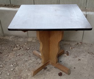Quadratischer Holztisch zu verschenken