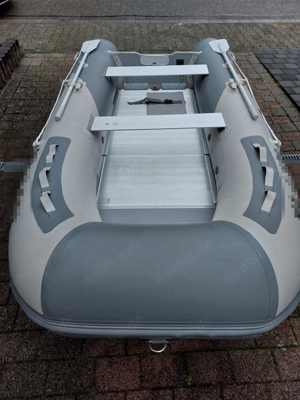 Schlauchboot mit Motor