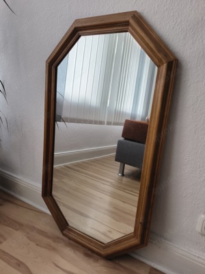 Spiegel mit Holzrahmen 