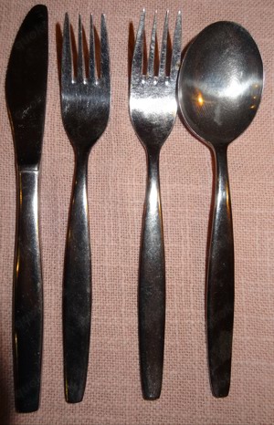 ED Essbesteck Besteckteile 1 Messer 1 Löffel 2 Gabeln Edelstahl Rostfrei gebraucht gut erhalten Löff