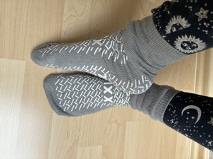 meine gern getragenen duften grauen Socken  Bild 4