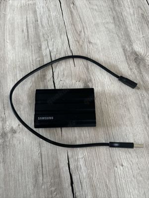  Samsung Portable SSD T7 Shield 4 TB USB 3.2 Gen2 Typ-C Schwarz PC Mac