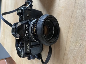 Canon AE-1 Kamera mit Objektiv