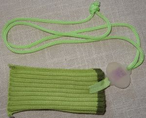 DA Brusttasche Brustbeutel gestrickt Wolle hellgrün 11x34 Aufbewahrung einwandfrei erhalten