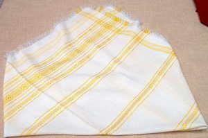 M5 Tischdecke Mitteldecke 80 x 80 cm gewebt weiß gelb ungebraucht Tischwäsche neuwertig