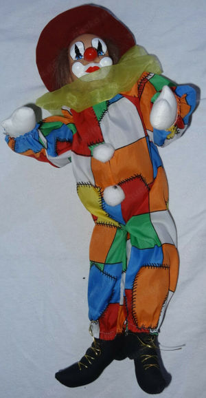 D09L Clownfigur Gesicht aus Keramik Hände Schuhe Stoff sitzend 52cm Sammelfigur einwandfrei erhalten