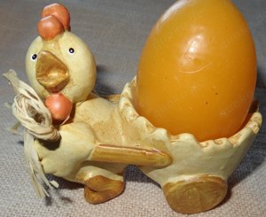 DL Osterdekoration Huhn aus Ton mit Osterkerze auf dem Wagen handbemalt 8,5x5xh7 Dekoration Kerze Ke