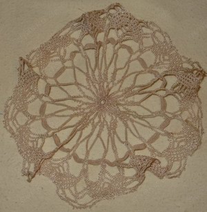 TWG Deckchen 1 Häkeldeckchen   19 alte Handarbeit klein altrosa Vitrinendeckchen Tischwäsche Vintage