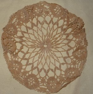 TWG Deckchen 1 Häkeldeckchen   22 alte Handarbeit klein altrosa Vitrinendeckchen Tischwäsche Vintage