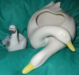 DF Schwanenfigur Schwan 2Stk Porzellan weiß Blumentopf 26x14 h10,5 8,5x6 x H8,2 kaum benutzt einwand Bild 3