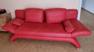 Stylische knallrote Leder-Schlafcouch