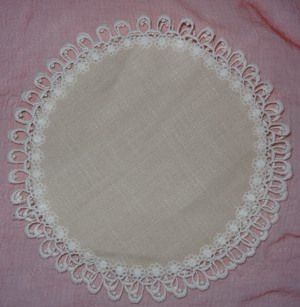 TWF Deckchen 2 Stück creme rund Leinenoptik mit Borte   21 cm einwandfrei erhalten Tischdecke  Bild 3