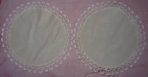 TWF Deckchen 2 Stück creme rund Leinenoptik mit Borte   21 cm einwandfrei erhalten Tischdecke  Bild 2