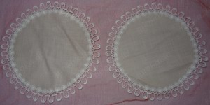 TWF Deckchen 2 Stück creme rund Leinenoptik mit Borte   21 cm einwandfrei erhalten Tischdecke 