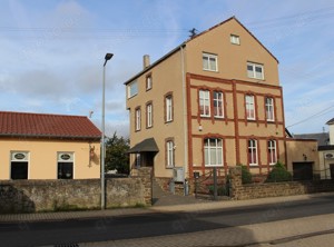 Wohnhaus 3 Geschosse + Ausstellungshalle + 5 Garagen Münstermaifeld