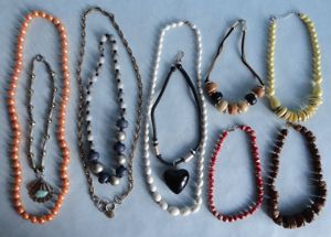 10 ältere Halsketten,Modeschmuck,aus diversen Materialien,verschiedene Farben + Motive