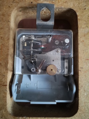 Junghans Electronic ATO-MAT Wanduhr mit Magnetantrieb aus Holz Bild 3