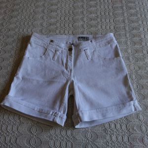 Damen - Vintage - Jeans-Shorts, Shorts, weiß, Gr. M bzw. ca. Gr. 38, Marke: UND, Low Waist