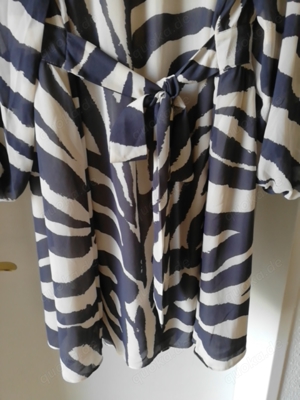 Damen Kleid Animelprint NEU mit Etikett V-Ausschnitt und Bindegürtel Größe XL Bild 3