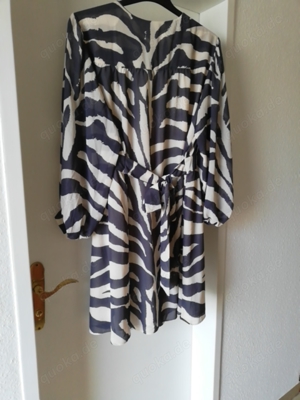 Damen Kleid Animelprint NEU mit Etikett V-Ausschnitt und Bindegürtel Größe XL Bild 2