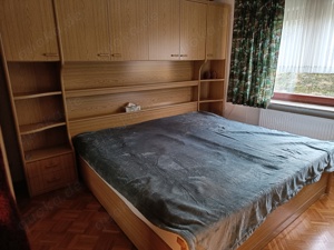 Ein Doppellbett mit Bett-umbau und Matratzen