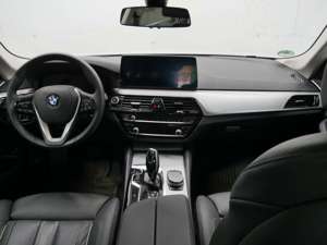 BMW 520 520d Touring HeadUp Pano NaviProf RFK Driving Bild 5