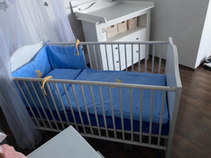 Baby Zimmer Babybett mit Wickelkimmode und Regal