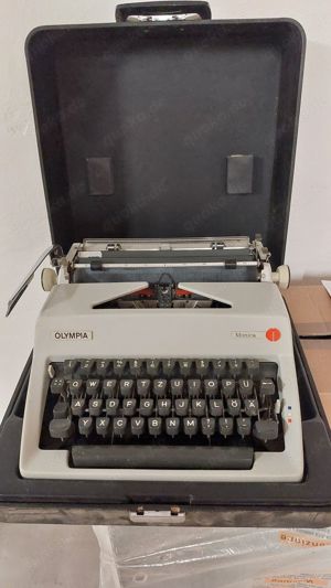 Nostalgische Schreibmaschine OLYMPIA   Monica "Rarität" Bild 1