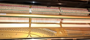 Wohlklingendes gut erhaltenes Yamaha U1 Klavier zu verkaufen