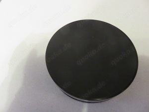 Dose aus Hartplastik, schwarz, zu verschenken