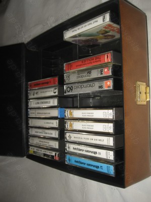 MC Kassettenkoffer für 24 Kassetten mit 17 Musikkassetten Vintage Bild 3