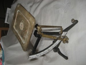 alte Briefwaage mit emaillierter Skala bis 250 Gramm, Höhe ca. 23 cm, Vintage Bild 7