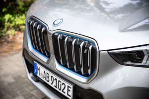 BMW iX1 xDrive30 MPaket, Anhängerk. 19’ Sonnenschutzver Bild 3