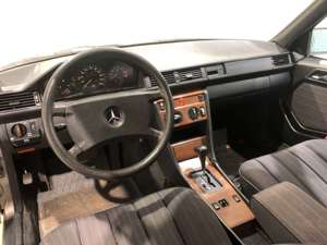 Mercedes-Benz E 230 Automatik Bild 5