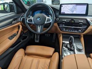 BMW 530 e xDrive M-Sportp HUD LivCoPro Glasdach Hifi Komfo Bild 4