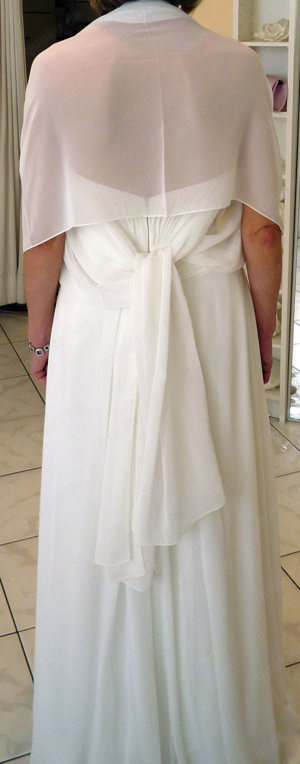 Brautkleid mit Unterrock und kleinen Umhang Schleier Größe 34 Bild 3