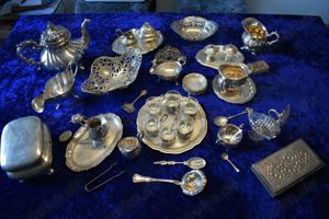 Silber Silberschatz Dachbodenfund England Russland Milch Zucker Salz Schalen