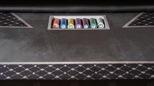 Schwarzer Pokertisch mit Chipsfach und Lederbeinen, Sonderanfertigung Bild 5