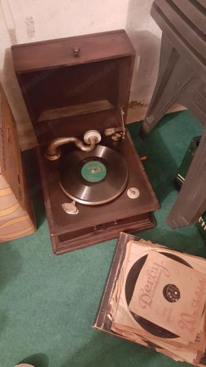Grammophon mit Platten Bild 1