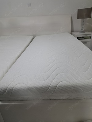 Bett  Lattenrost  Matratzen  Nachttisch  Nachtleuchte Bild 1