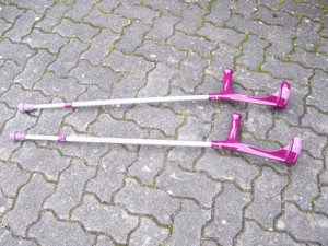 Geh-Krücken Unterarmgehstütze verschieden Farben Größen Schmerzen Unfall Arzt Hilfe Notfall Bruch Bild 5