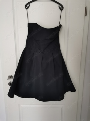schwarzes, schulterfreies, kurzes Kleid Bild 1