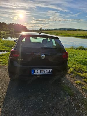 VW Polo 1.0. Schwarz metallic 5 türig Bild 2