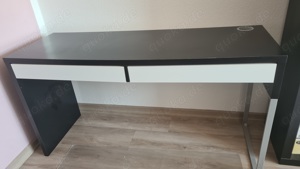 Schwarz-weißen Tisch mit Schubladen und Metallbeinen Bild 1
