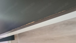 Schwarz-weißen Tisch mit Schubladen und Metallbeinen Bild 3