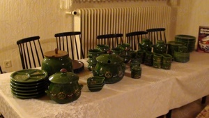 Rustikales Geschirr Grundfarbe grün